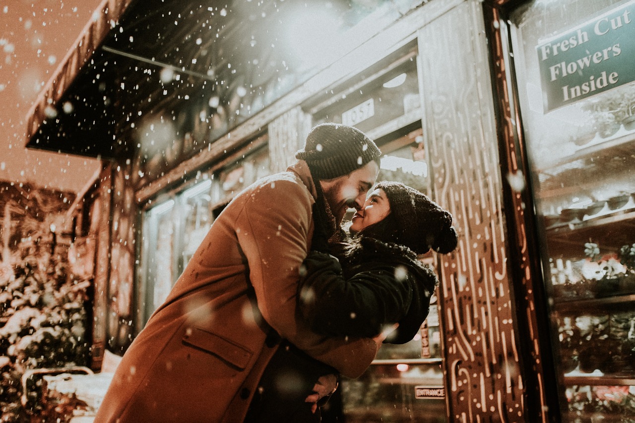 kissing amid snowfall flowershop